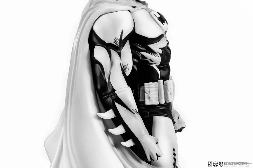 batman-px-pvc-statue-1-8-sdcc-2024-batman-black-white-version-27-cm-1751294716-7