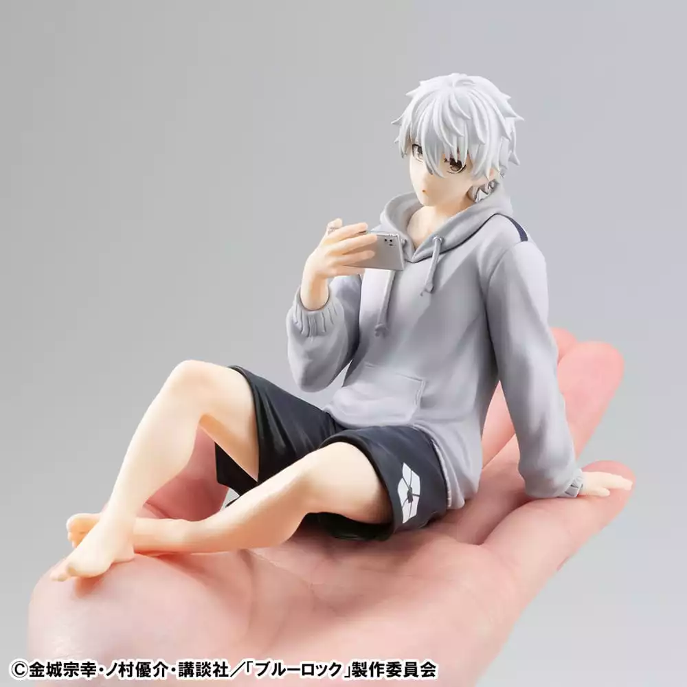 blue-lock-g-e-m-series-pvc-statue-seishiro-nagi-repaint-ver-palm-size-9-cm-1751233020-1
