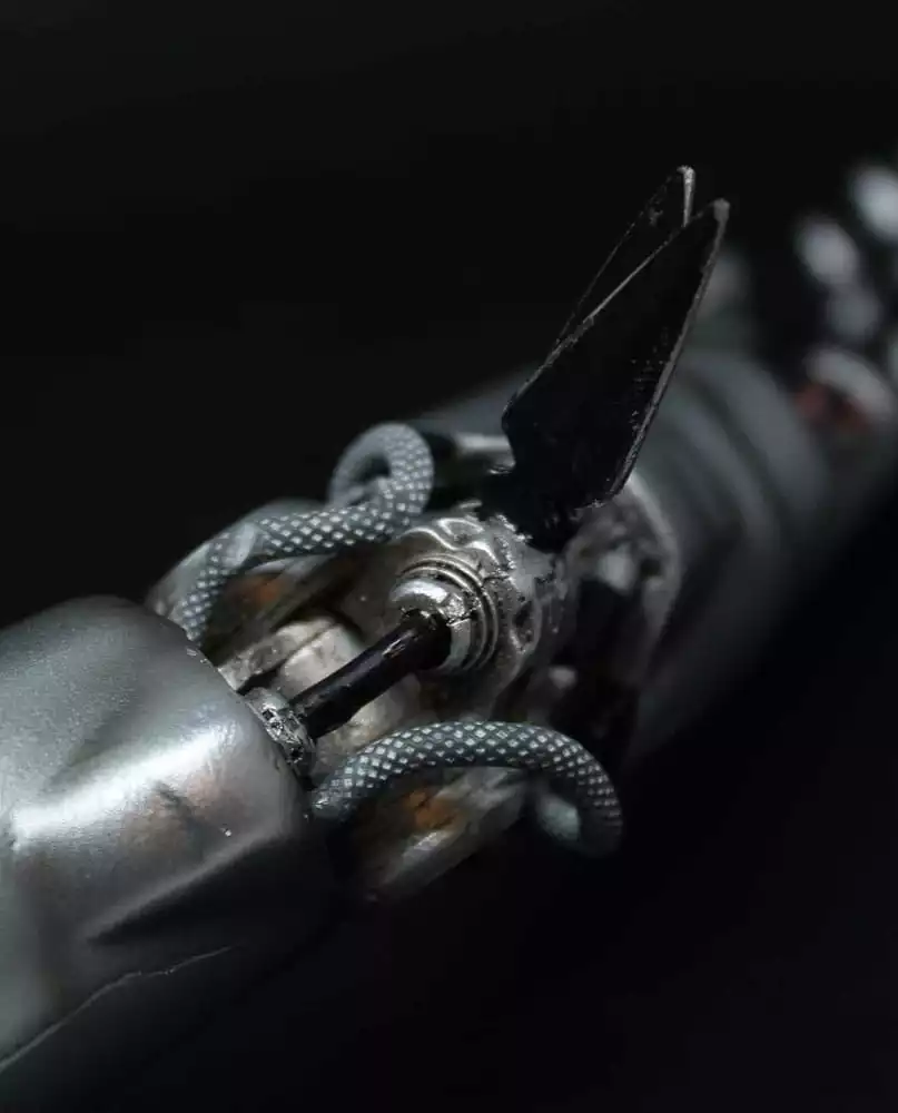 cyberpunk-edgerunners-replica-silverhand-arm-30-cm-1751244778-7