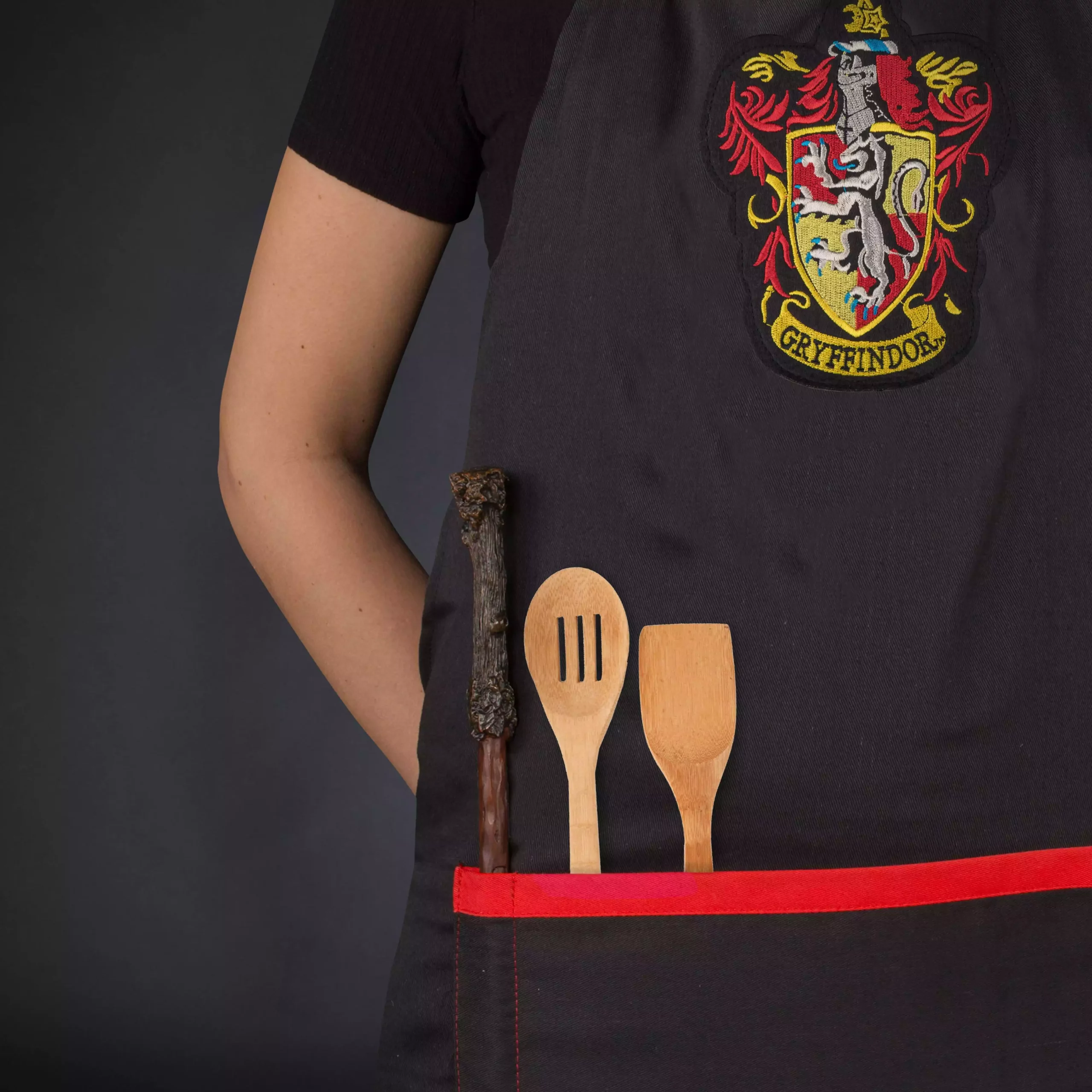 harry-potter-apron-gryffindor-1751183306-3