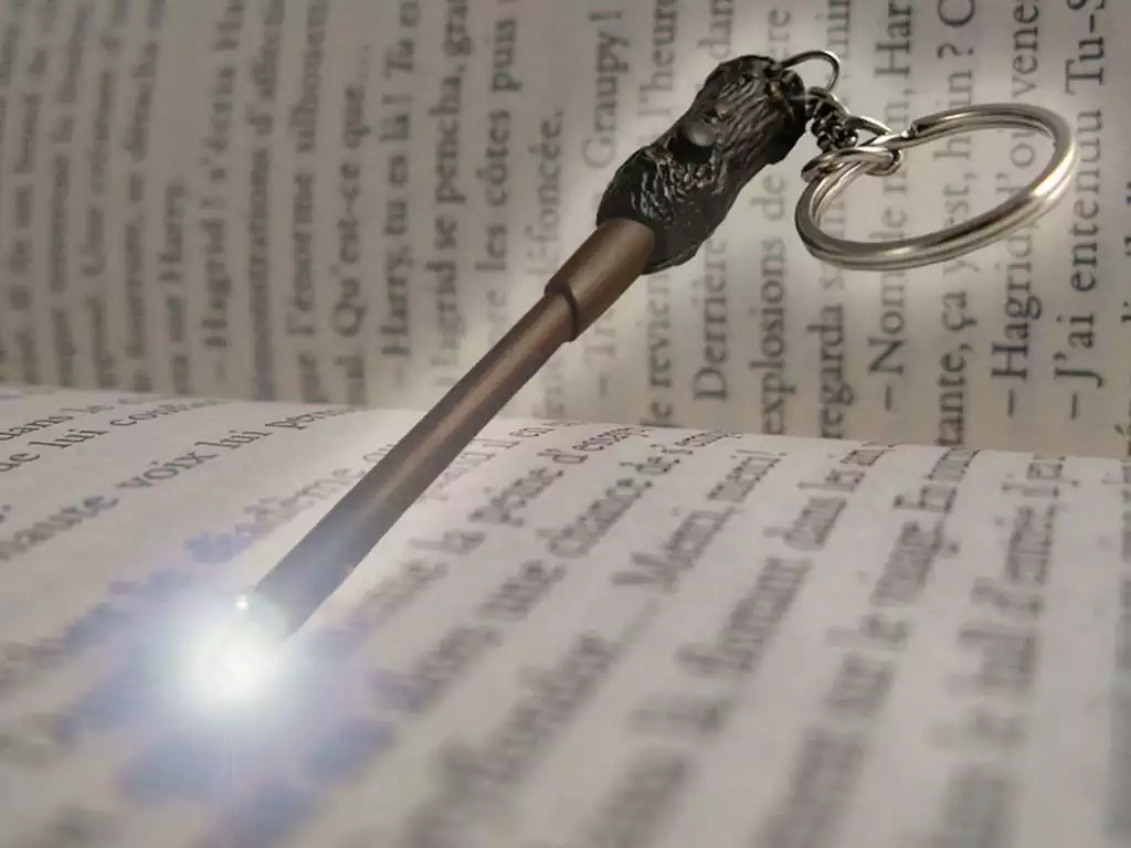 harry-potter-keychain-harrys-wand-illuminating-1751183193-1