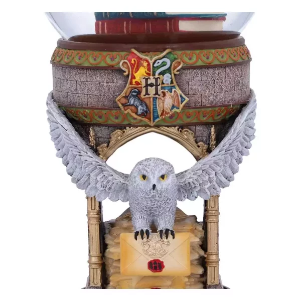 harry-potter-snow-globe-hogwarts-1751251758-4 harry-potter-snow-globe-hogwarts-1751251758-4