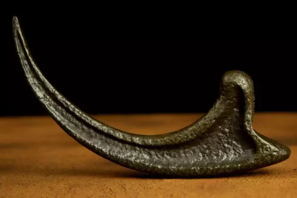 jurassic-park-replica-1-1-raptor-claw-1751122908-6