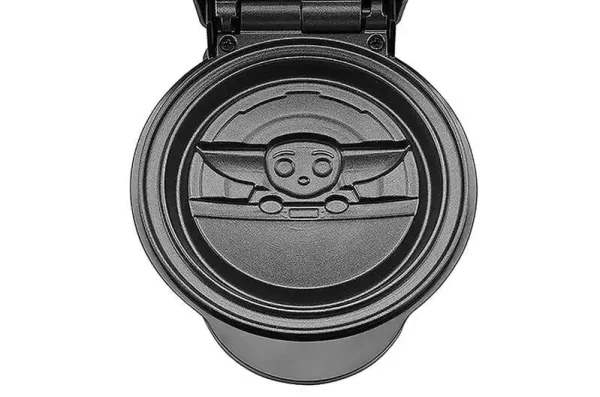 star-wars-the-mandalorian-waffle-maker-the-child-1751316418-1