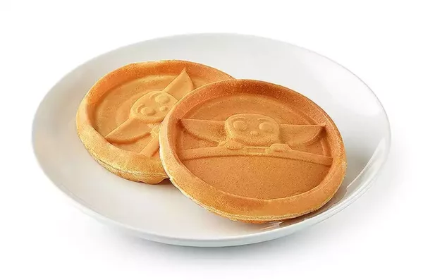 star-wars-the-mandalorian-waffle-maker-the-child-1751316426-4