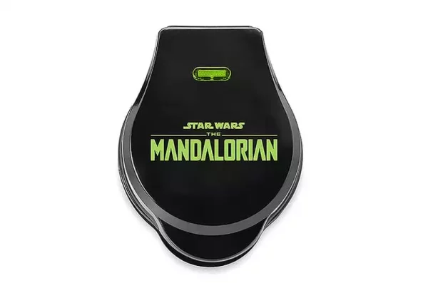 star-wars-the-mandalorian-waffle-maker-the-child-1751316429-5