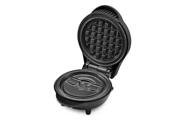 star-wars-the-mandalorian-waffle-maker-the-child-1751316434-7