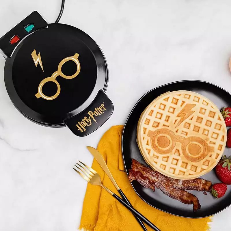 harry-potter-waffle-maker-glasses-and-lightning-bolt-1751493587-10