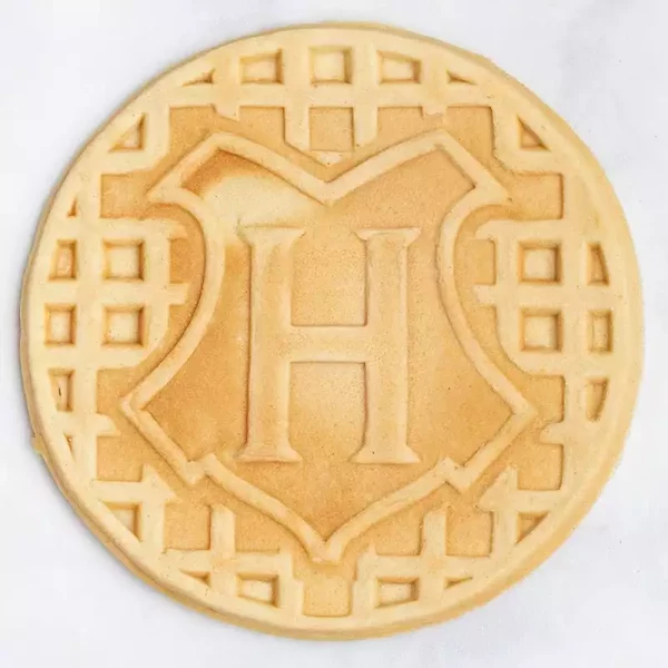 harry-potter-waffle-maker-hogwarts-1751527012-1 harry-potter-waffle-maker-hogwarts-1751527012-1