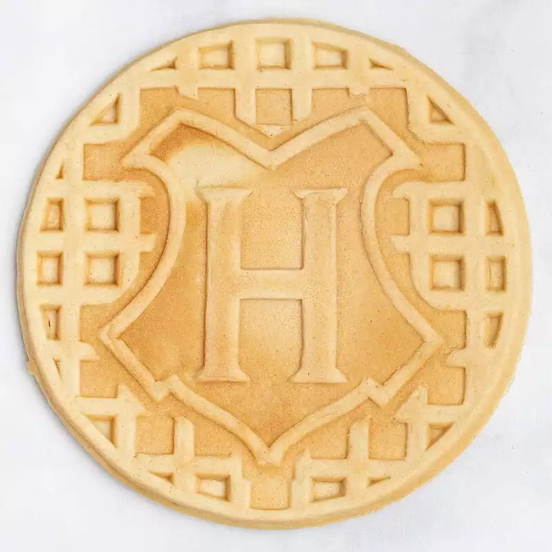 harry-potter-waffle-maker-hogwarts-1751527012-1