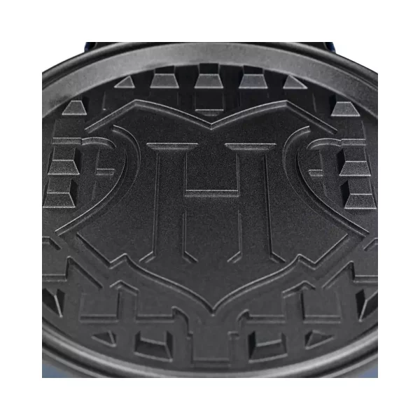 harry-potter-waffle-maker-hogwarts-1751527017-3 harry-potter-waffle-maker-hogwarts-1751527017-3